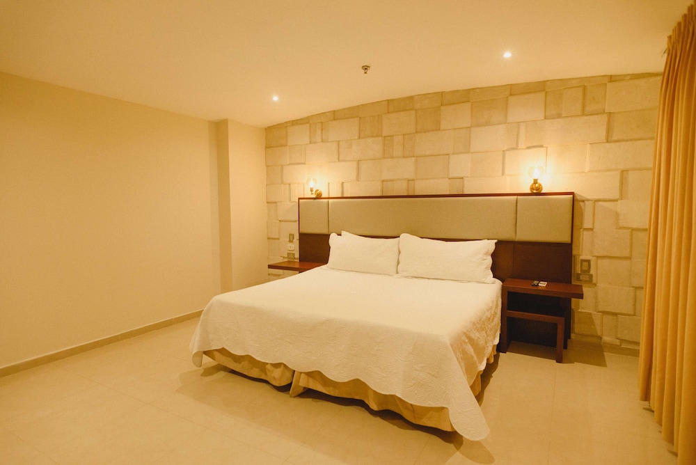 Suite, 1 King Bed - Photo 1