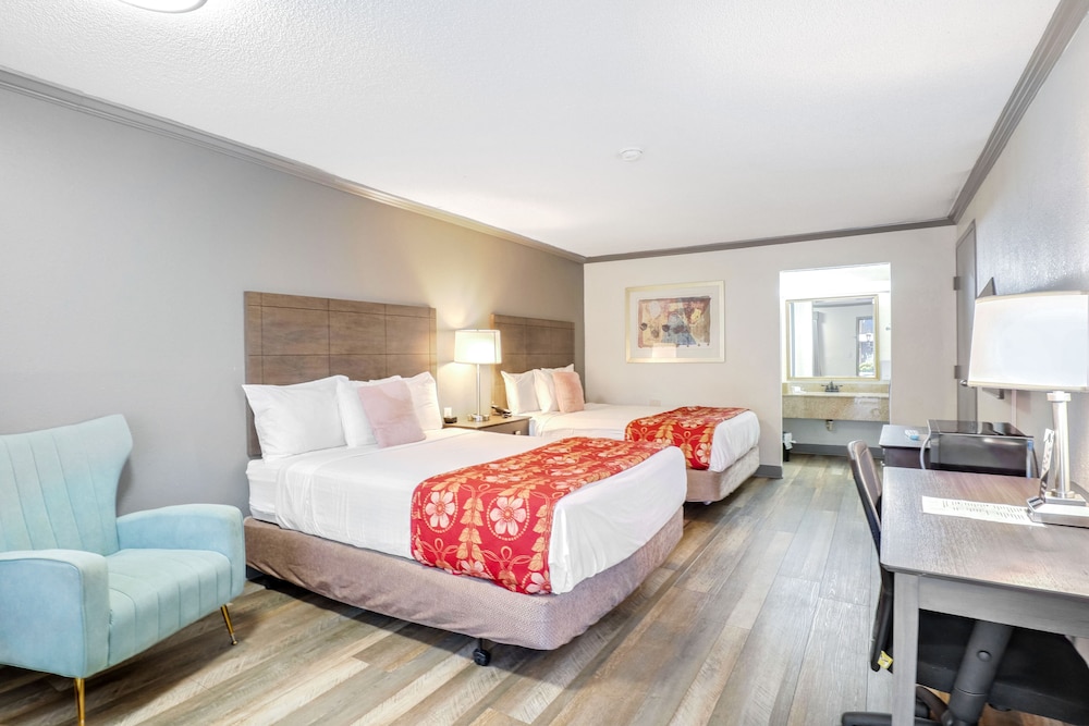Standard Room, 2 Queen Beds, Non Smoking - Photo 1