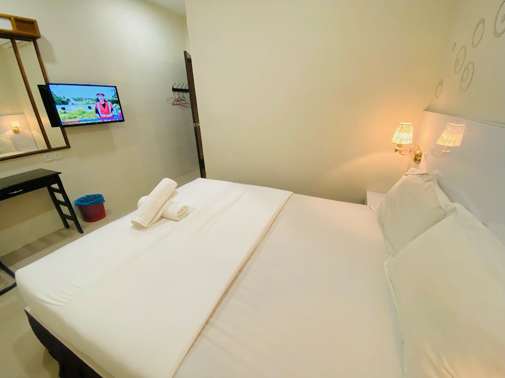 Standard Room, 1 Queen Bed, No Windows photo 3