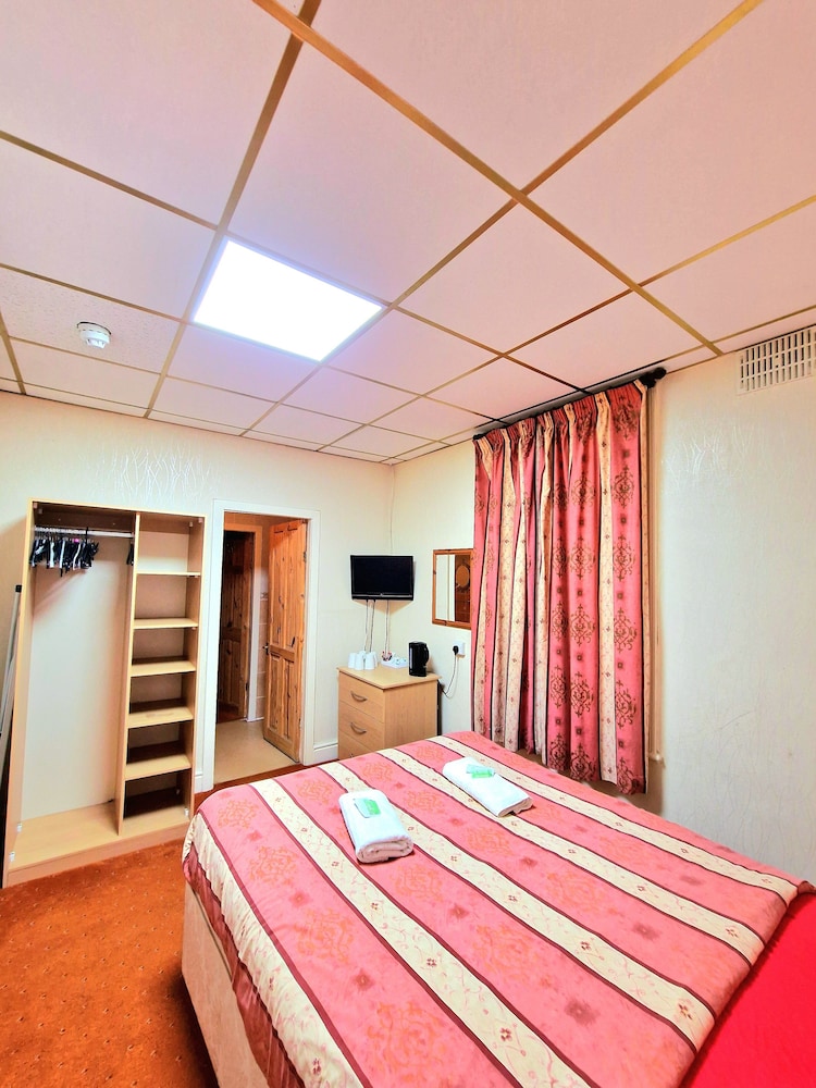 Suite, Ensuite (Jack and Jill style for 3)