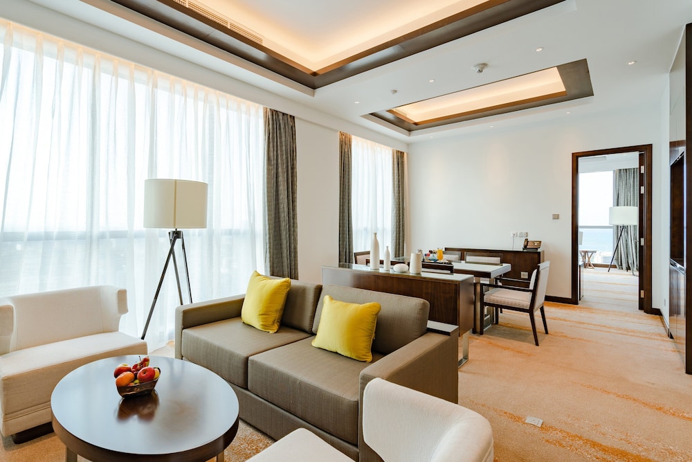 Spacious One Bedroom Suite with Lounge Access - Photo 3