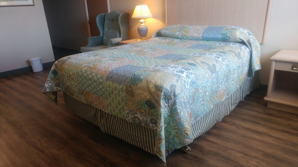Basic Room, 1 Queen Bed photo 2