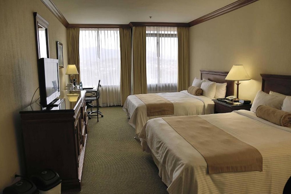 Standard Room, 2 Queen Beds - Photo 3