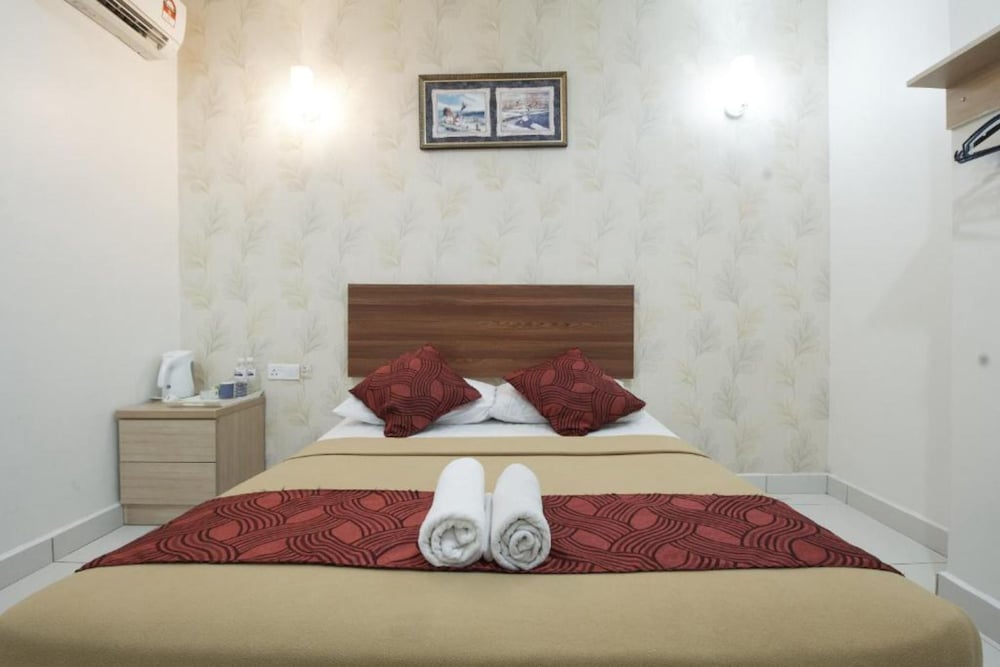 Deluxe Queen Room, No Window photo 2