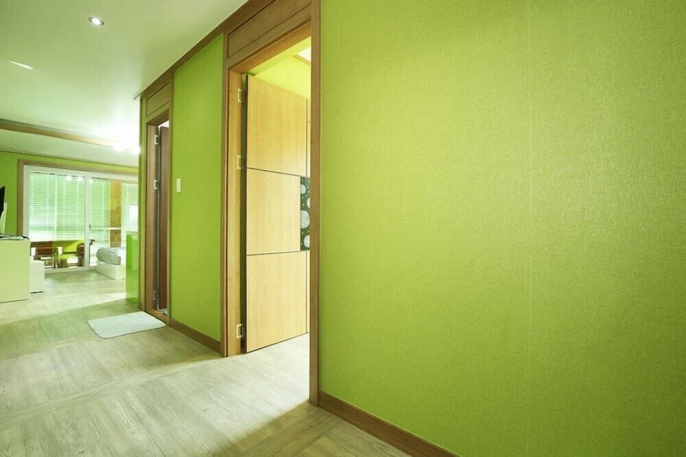 Room (103) photo 3