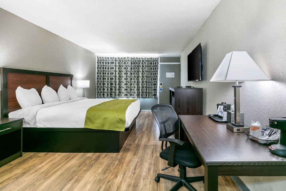 Standard Room, 1 King Bed, Non Smoking - Photo 11