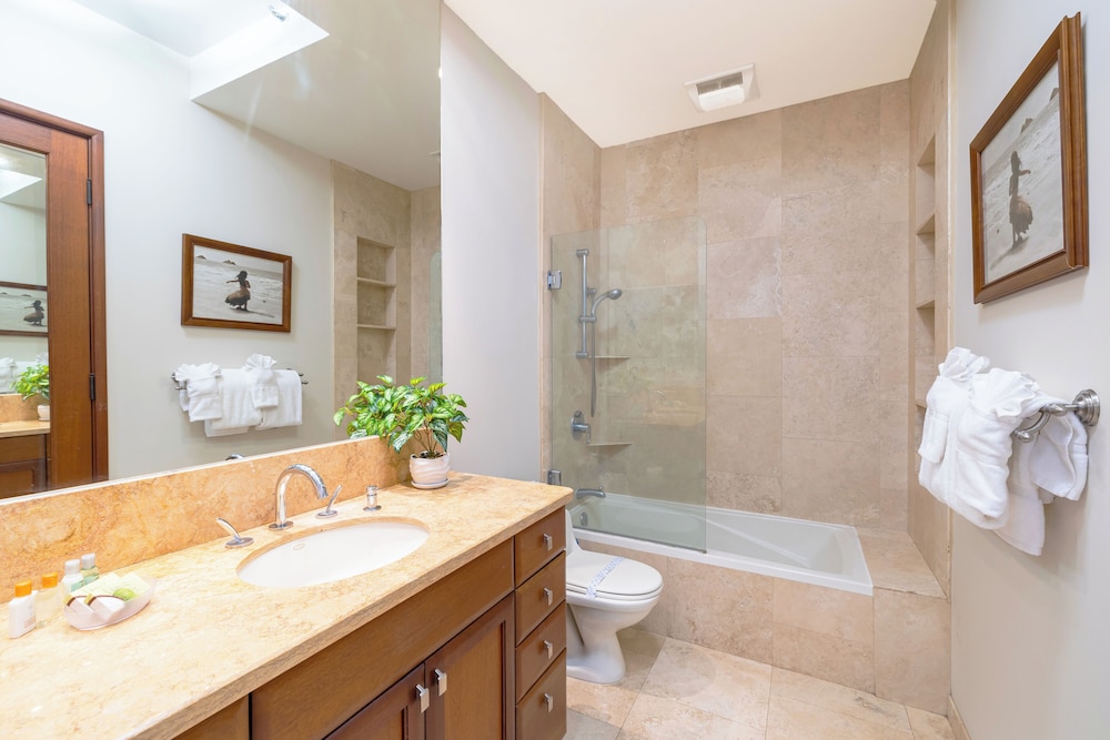 Premium Remodeled Condo with Ocean View and Parking: Premium Suite, 1 King Bed, Balcony, Ocean View (0031) photo