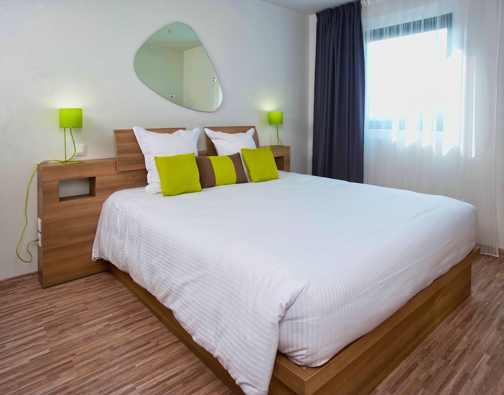 Business Studio, 1 King Bed - Photo 1