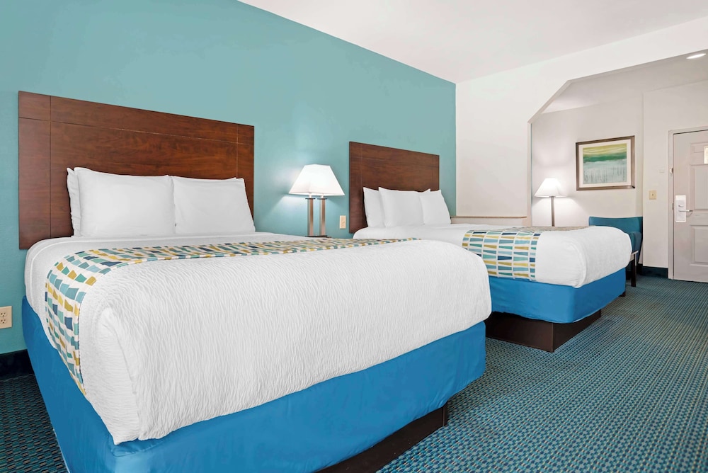 Suite, 2 Queen Beds, Non Smoking, Refrigerator & Microwave - Photo 3