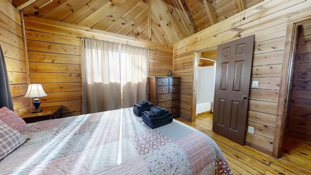 Cabin, Multiple Beds, Hot Tub, Mountain View photo 1
