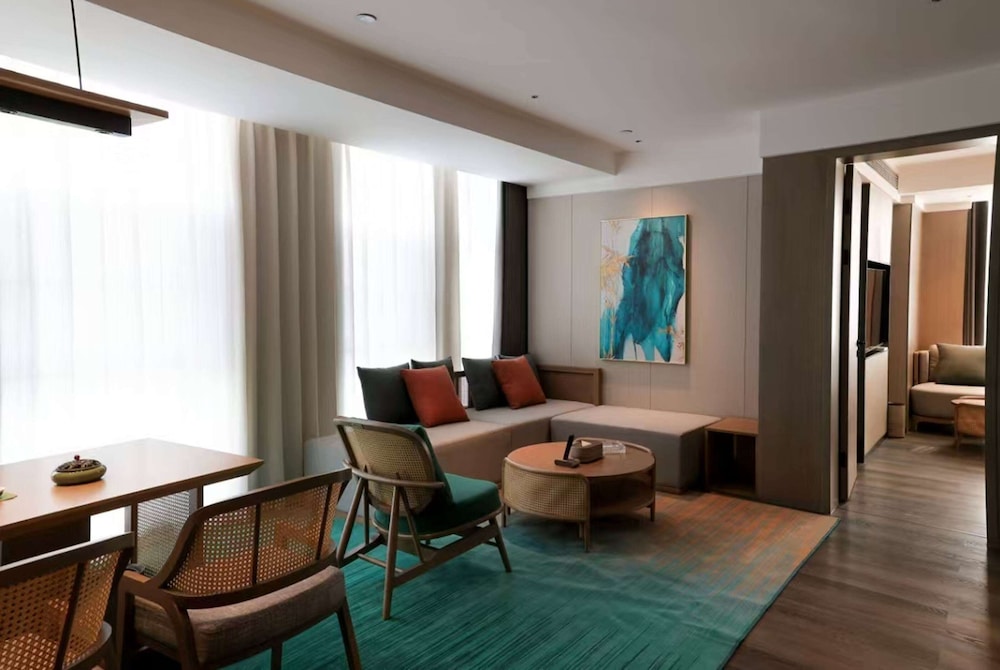 Suite, 1 King Bed, River View