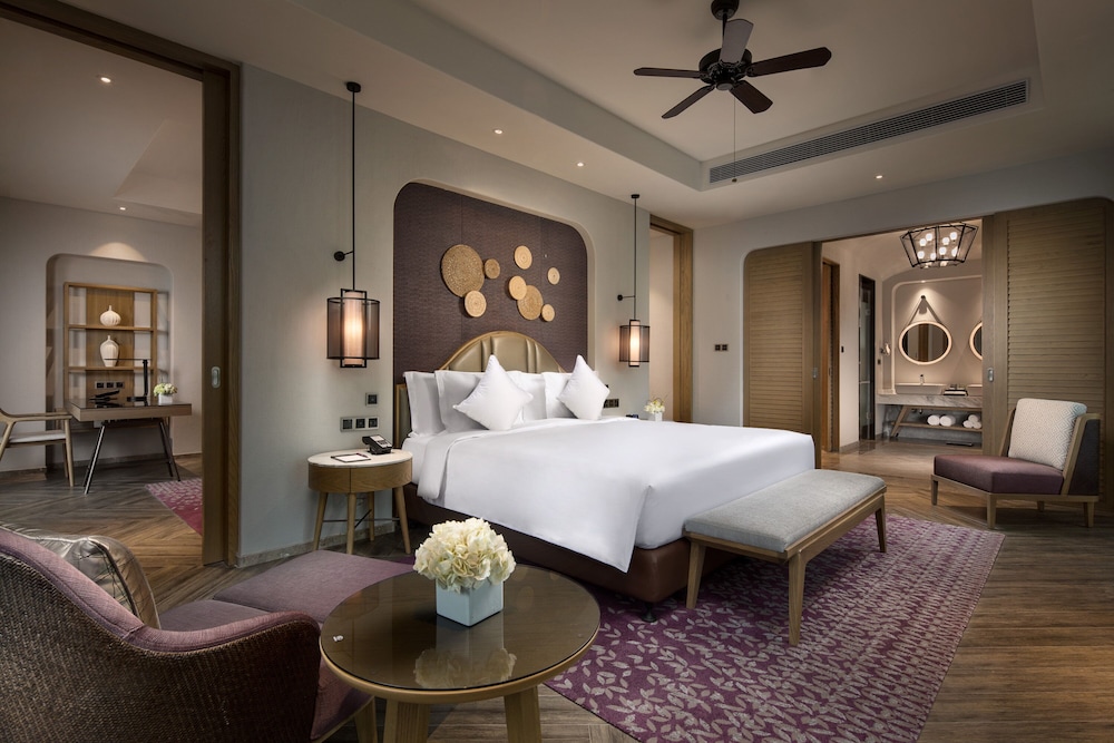 Suite, 1 King Bed, Accessible Bathtub, Club Lounge Access photo 3
