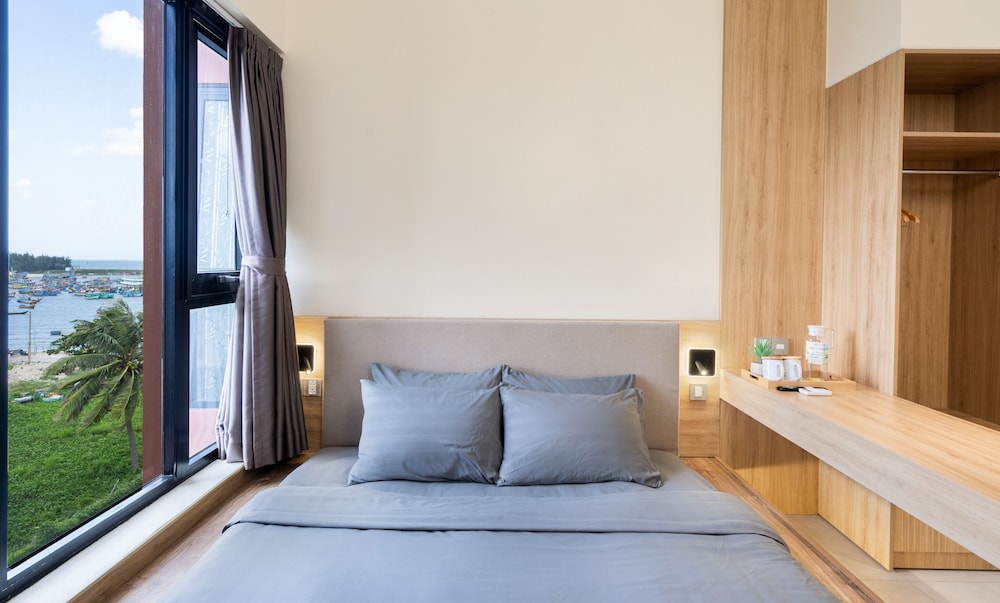 Standard Studio, 1 King Bed, Pool Access, Partial Sea View photo 3