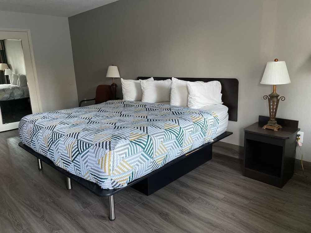 Deluxe Room, 1 King Bed, Accessible, Non Smoking photo 2