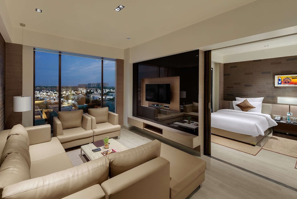 Executive Suite, Non Smoking, Balcony (Living Room, City or Garden View) - Photo 1