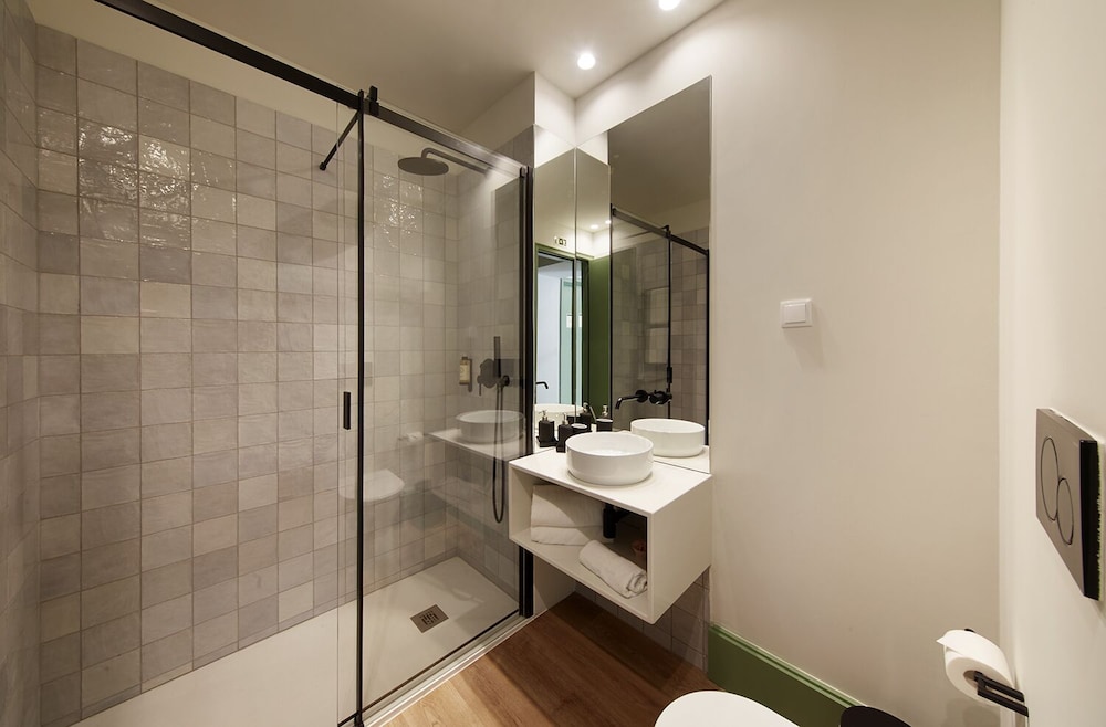 Superior Room, 1 Queen Bed, Non Smoking, Mezzanine photo 3