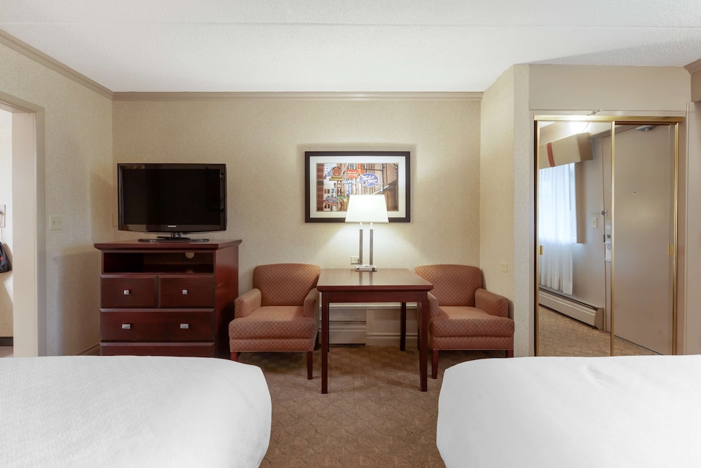 Suite, 2 Queen Beds, Non Smoking, Refrigerator photo 2