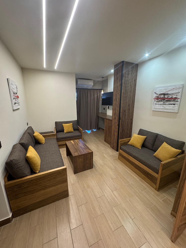 Suite, 2 Bedrooms, 2 Bathrooms, Partial Ocean View photo 3