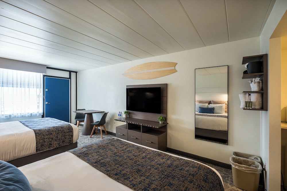 Premium Double Room, 2 Queen Beds, Balcony photo 3