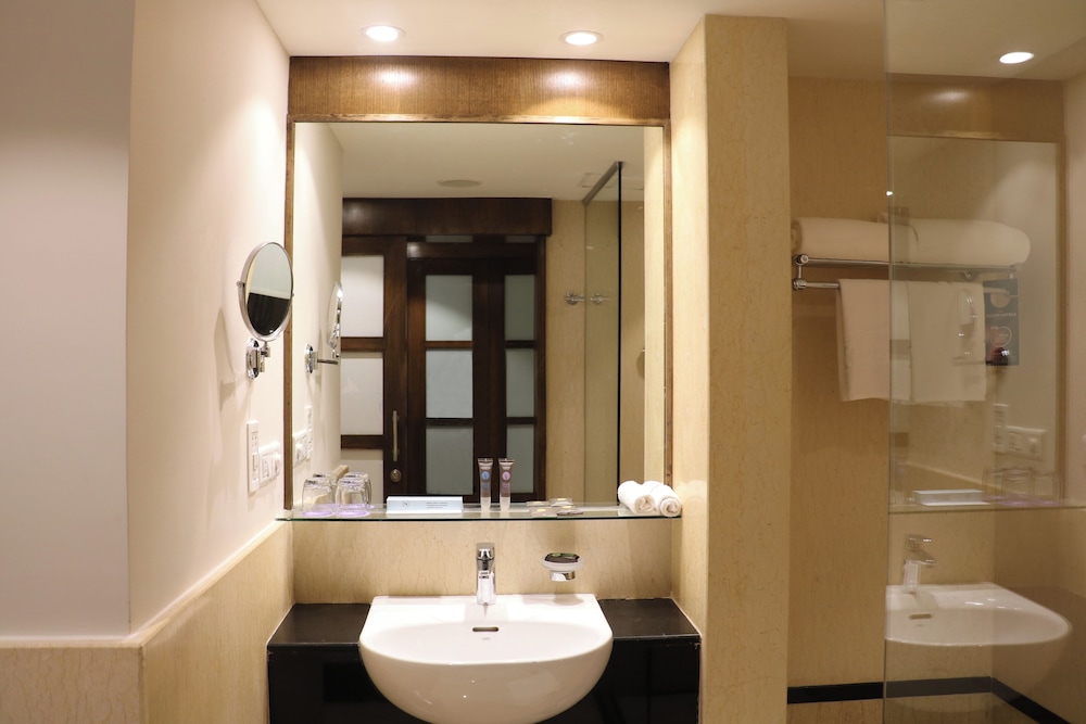 Premier Room, 1 Queen Bed, Executive Level - Photo 4