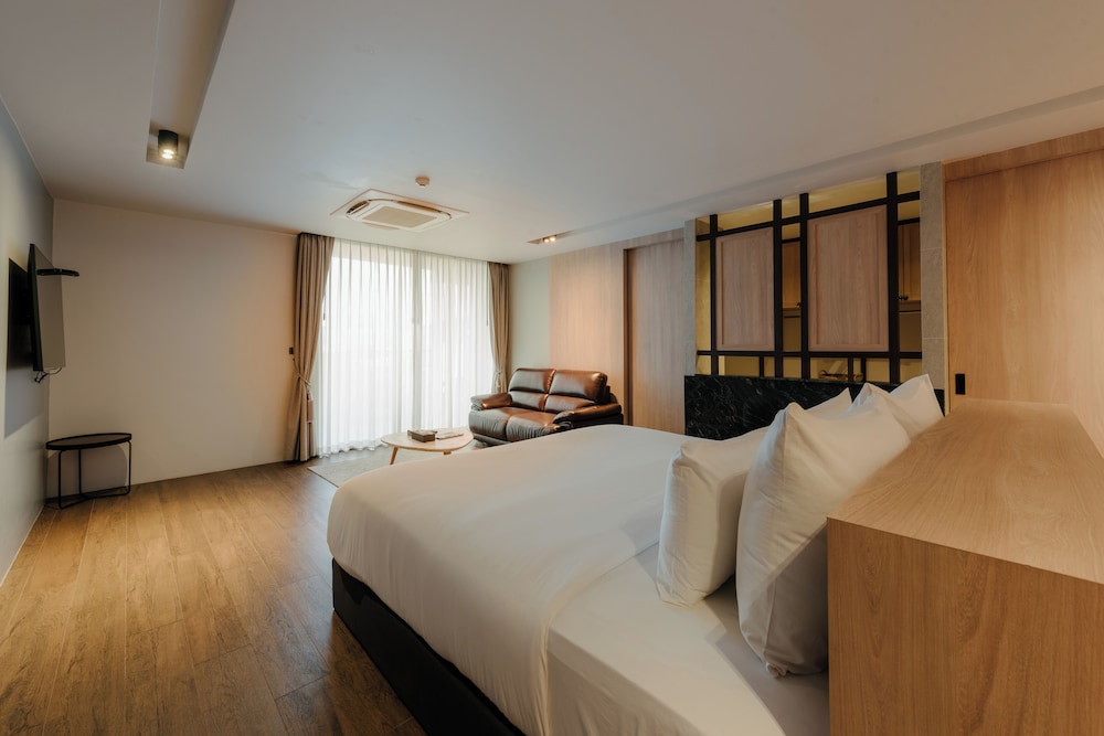 Deluxe Room, 1 King Bed, Non Smoking, Pool View - Photo 2