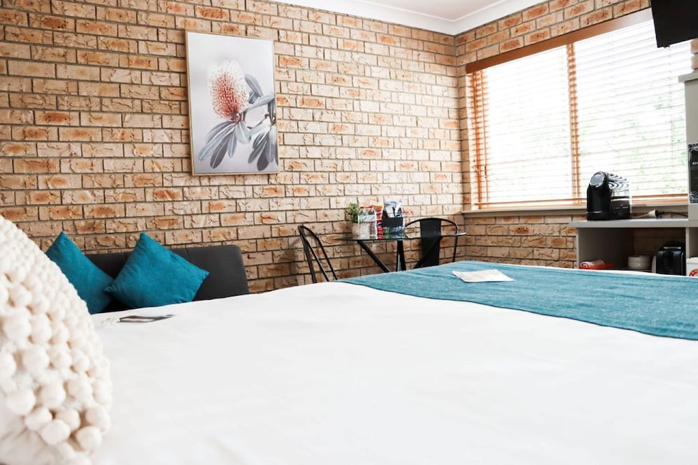 Deluxe Queen Room- Non-Pet Friendly photo 2