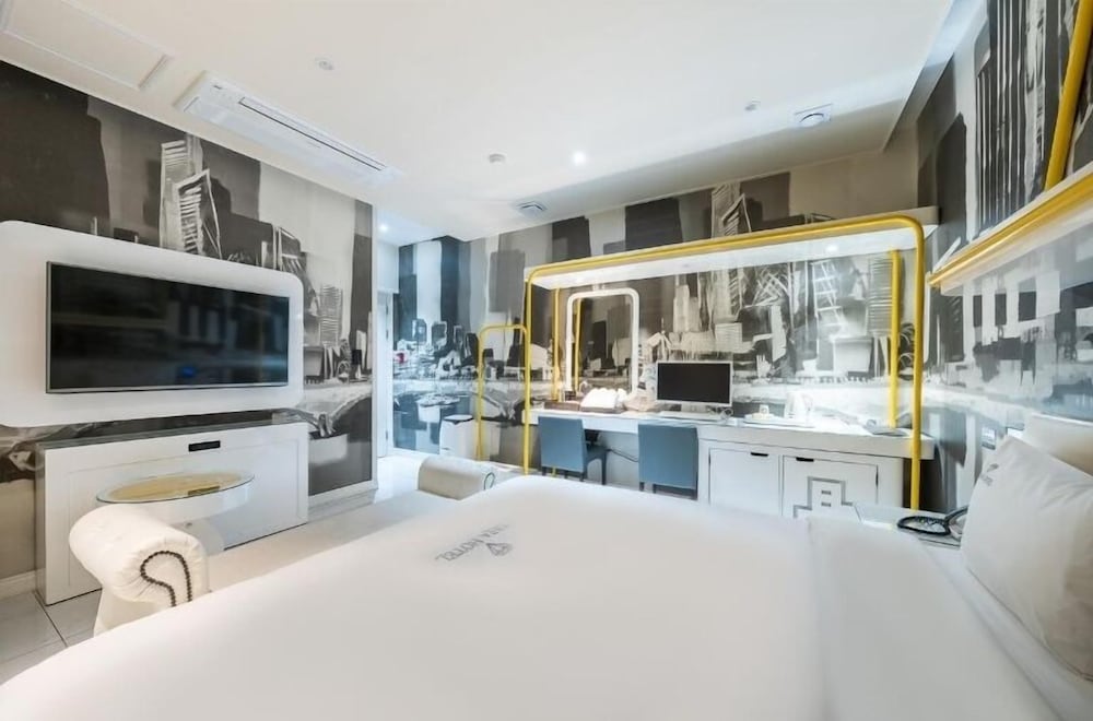 Standard Room, 1 King Bed, Non Smoking, Jetted Tub - Photo 5