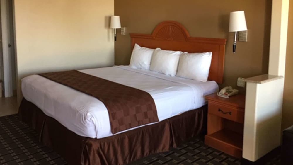 Deluxe Room, 1 King Bed, Smoking, Refrigerator & Microwave - Photo 9