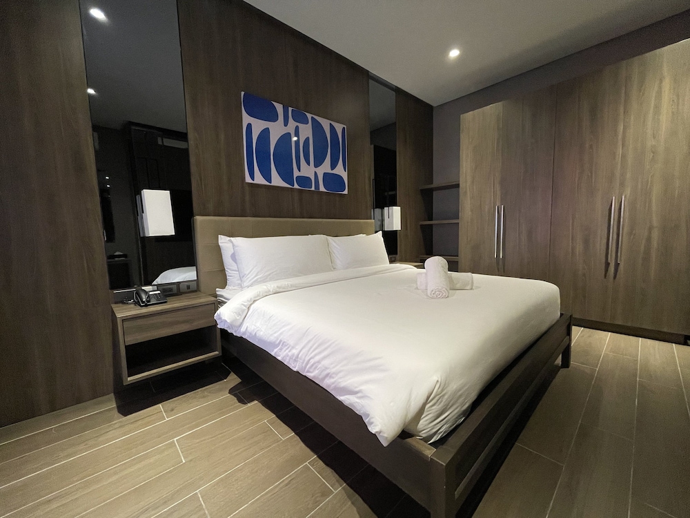 Executive Room - Photo 5