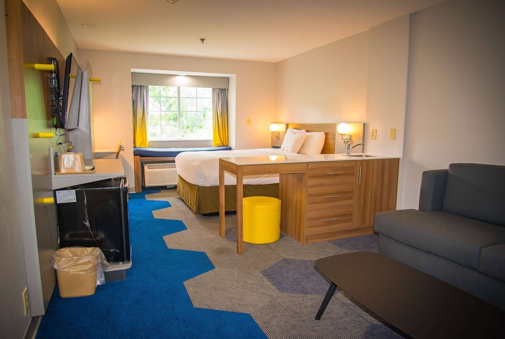 Suite, 1 Queen Bed, Non Smoking - Photo 1