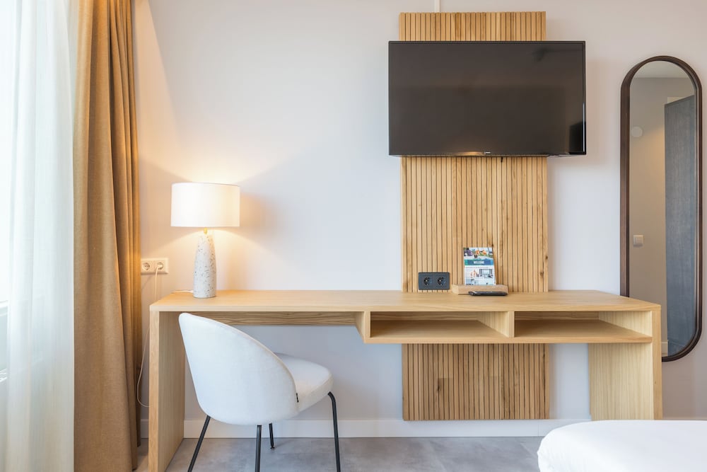 Basic Double Room, 1 King Bed, Courtyard View (nrk)
