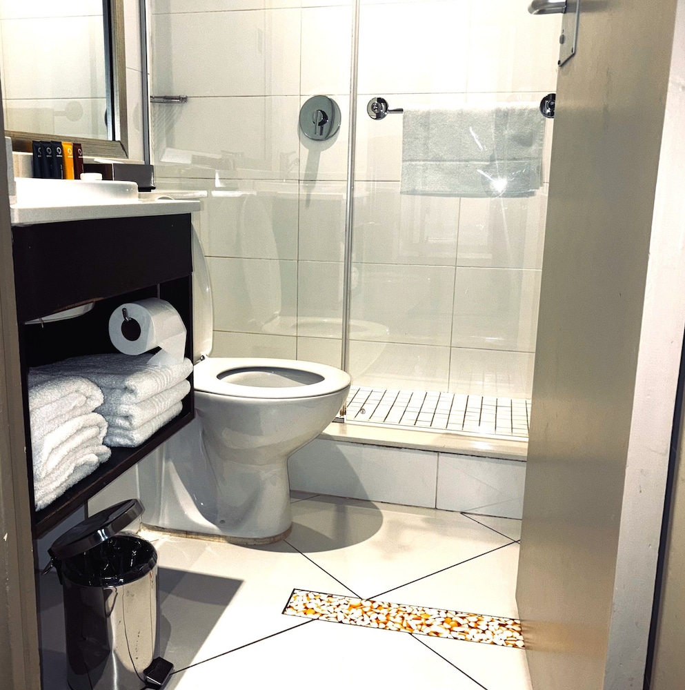Standard Room (Queen) - Photo 7