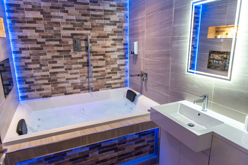 Executive Apartment, Accessible, Private Bathroom (Jacuzzi - Apartment 1) - Photo 51