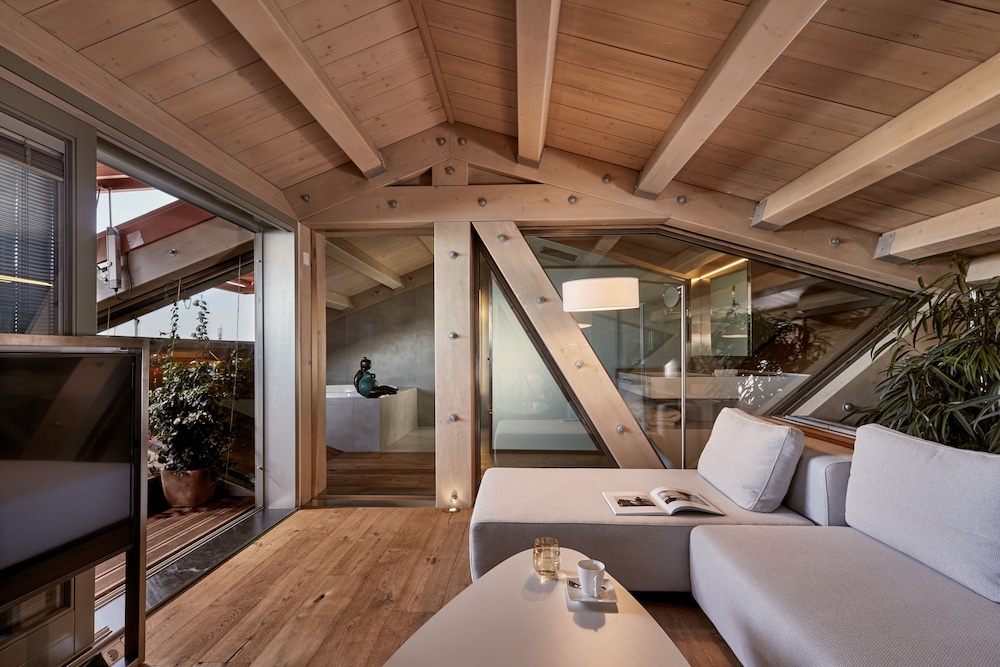 Grand Harbour Master Suite with Balcony and Sea View photo 2