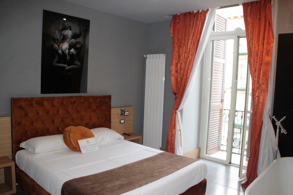 Deluxe Room, 1 Queen Bed, Jetted Tub, City View