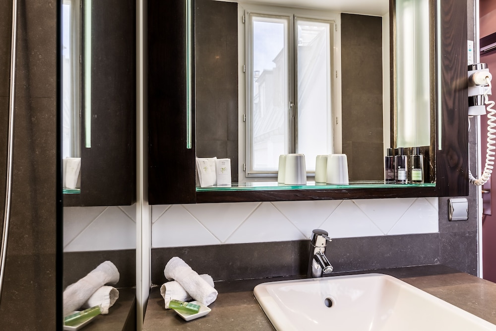 Hotel Duret Paris Champs Elysées bathroom photo