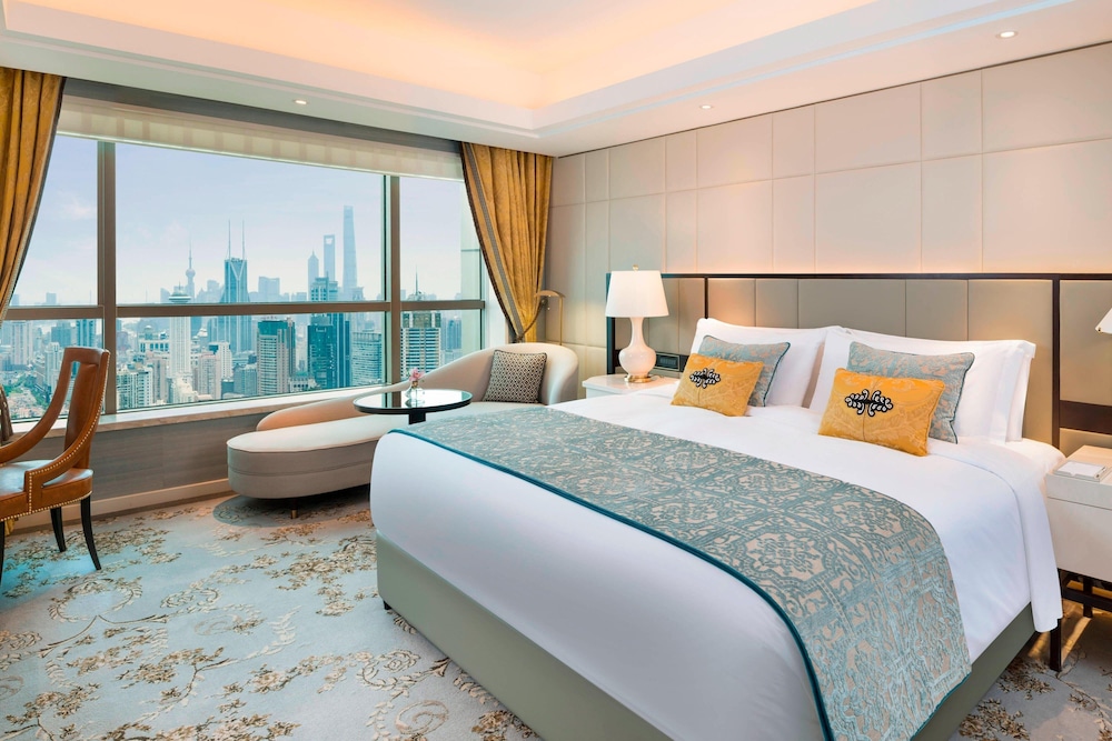 Deluxe Room, 1 King Bed, City View photo 1