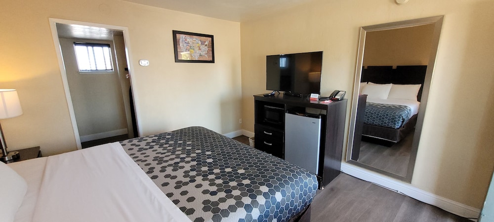 Standard Room, 1 Queen Bed - Photo 6