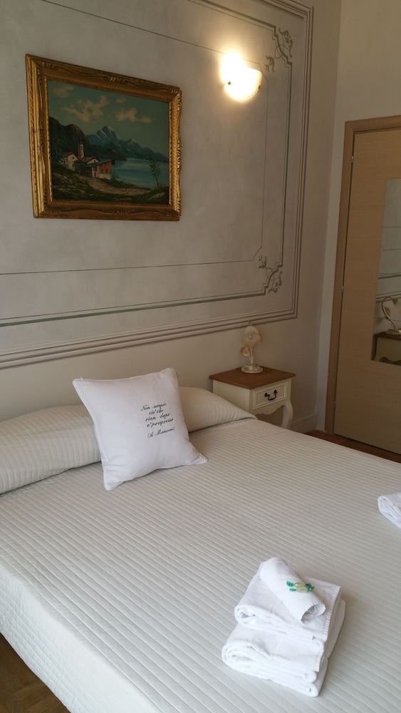 Double or Twin Room (Private External Bathroom) photo 1