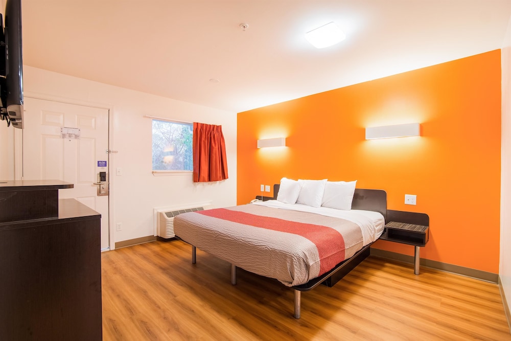 Standard Room, 1 King Bed, Smoking, Refrigerator & Microwave photo 1