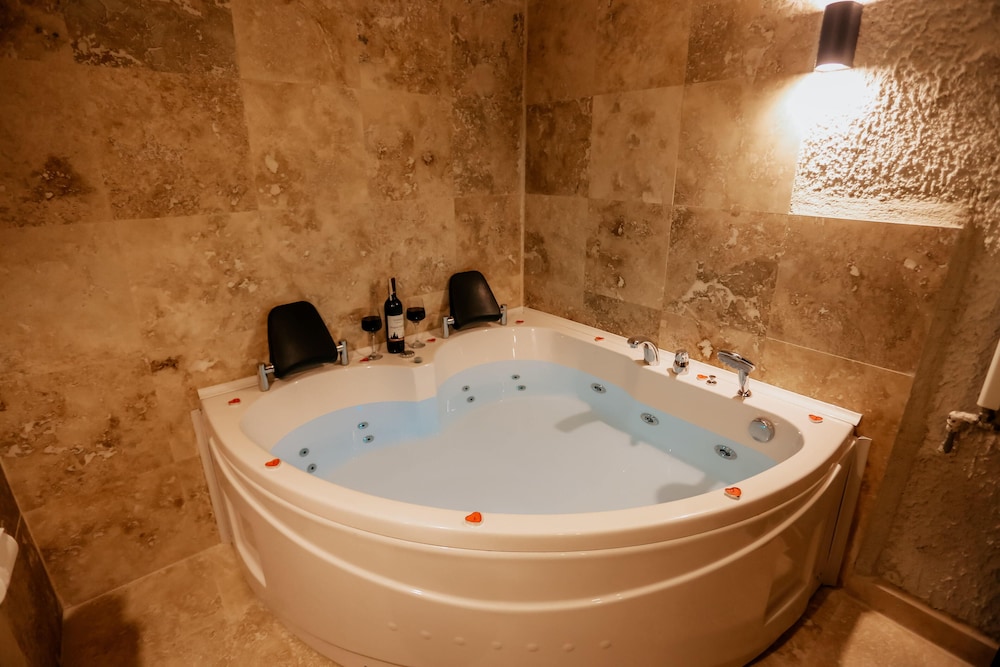 Deluxe Cave Suites photo 3
