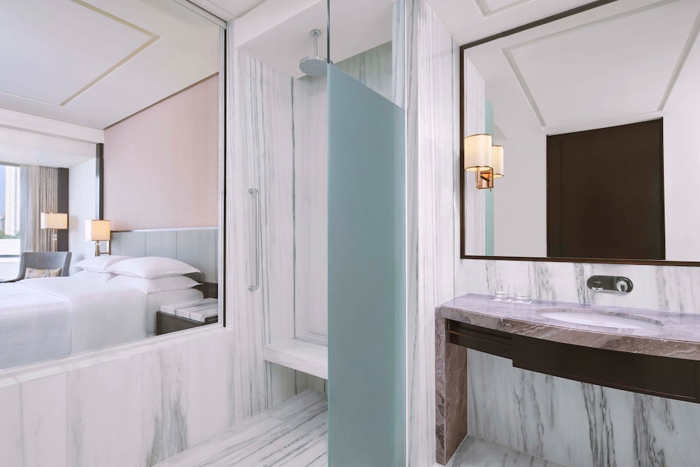 Deluxe Room, 1 King Bed (Club Lounge Access)