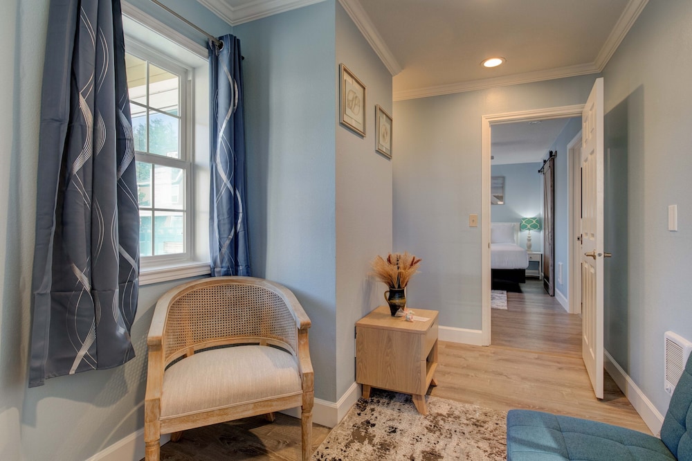 One bedroom Queen Suite with Spa - Non View - Photo 4