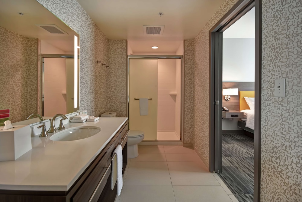 Suite, 1 King Bed, Accessible (Hearing) - Photo 5