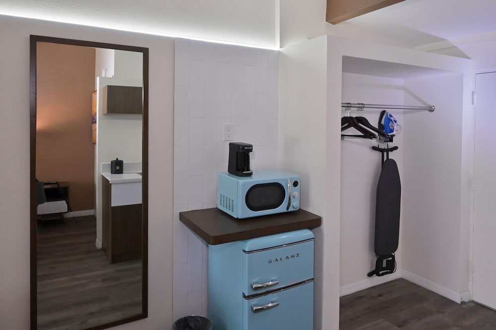 Premium Room, 1 King Bed, Balcony/Patio Pool View - Photo 6