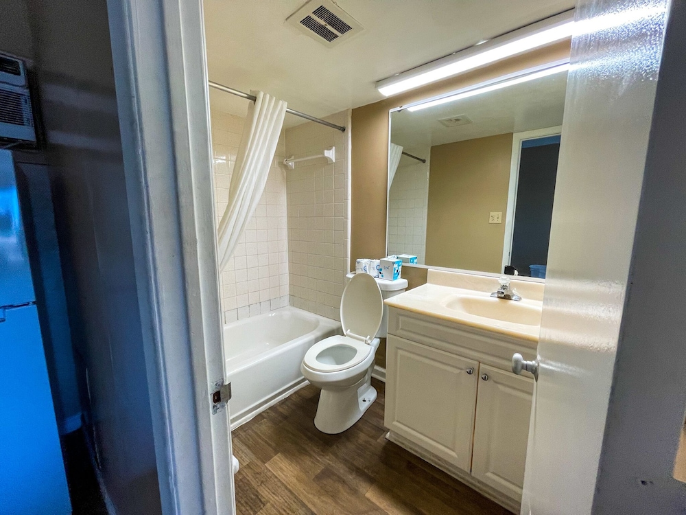2 Queen Beds, Non-Smoking Kitchen, Partial Ocean View photo 2