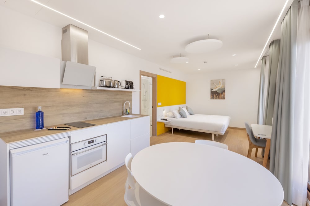 Premium Studio, 1 Queen Bed with Sofa bed, Pool Access, City View (Terrace) photo 3