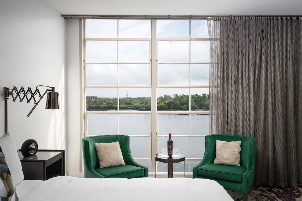 Deluxe Room, 1 King Bed, River View (Mobility/Hearing Access, Roll-In Shwr) thumbnail 5