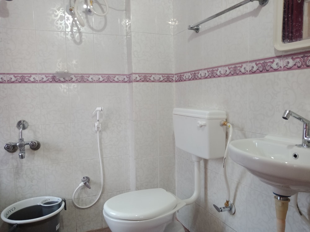 Economy Room, 1 King Bed, Private Bathroom photo 2