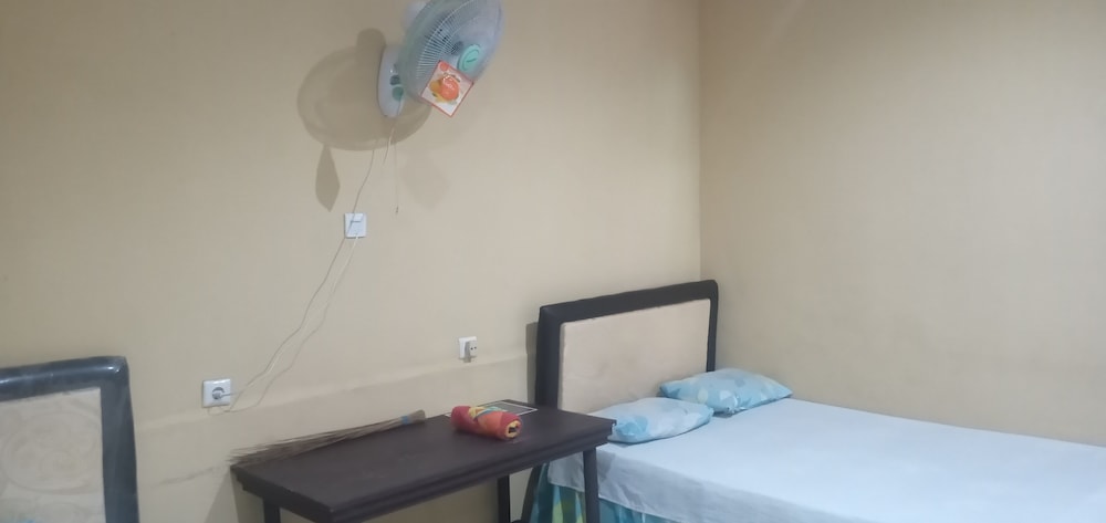 Economy Twin Room photo 1